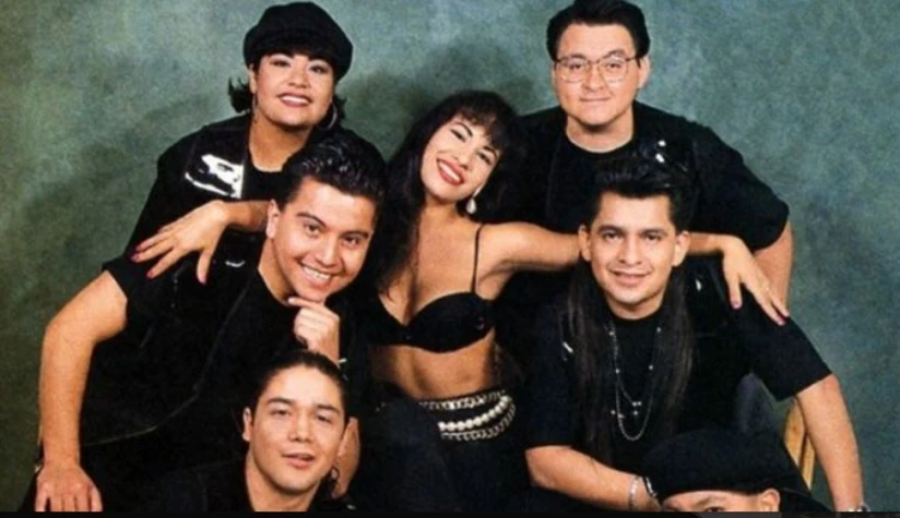 Selena Quintanilla con sus músicos. Foto: Cortesía