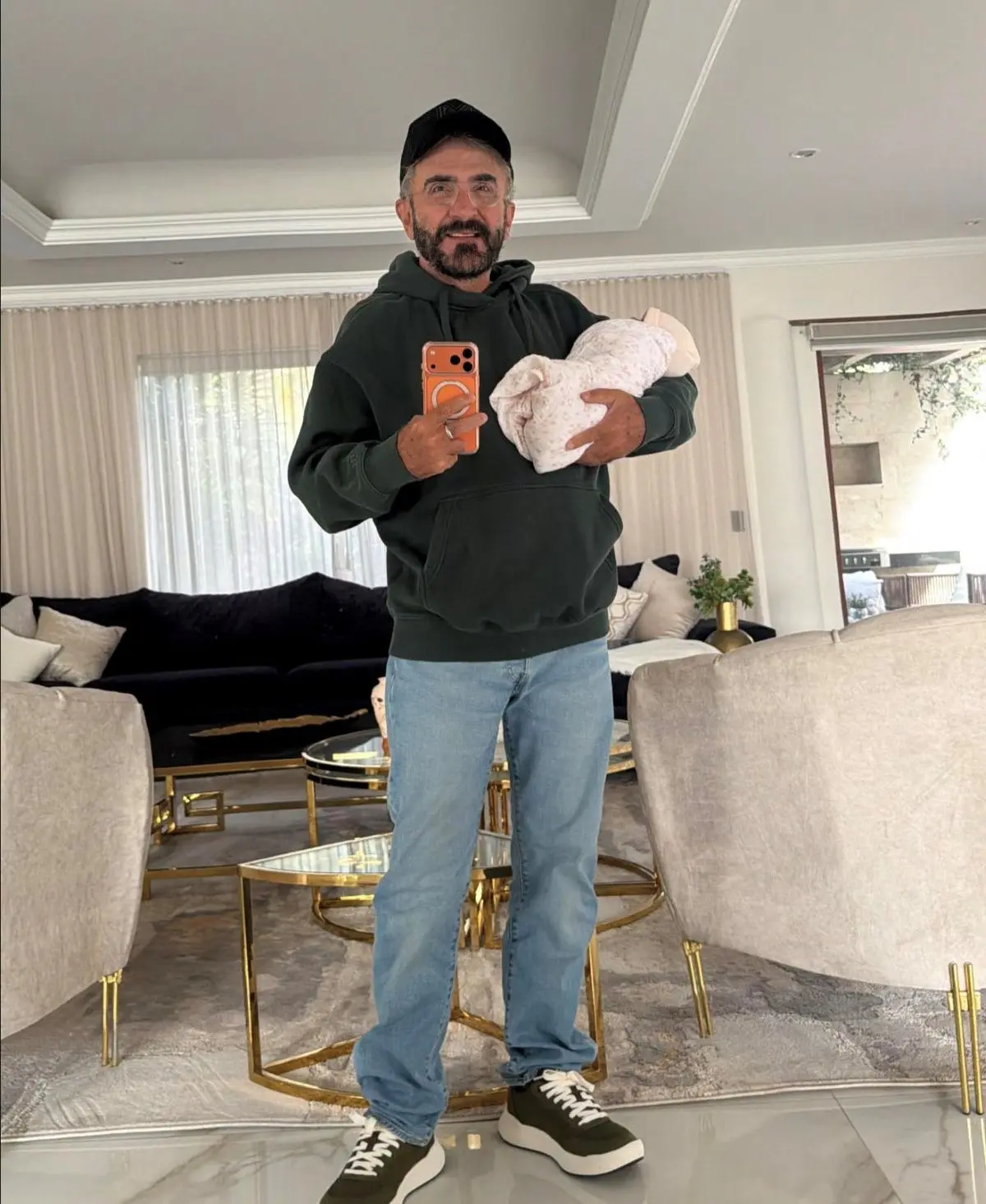 Vicente Fernández Jr. en su mansión junto a su hija con Mariana González. Foto: Famosos al momento