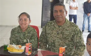 Nombran soldado honorario por un día a alumna del CAM 40 en San Ignacio