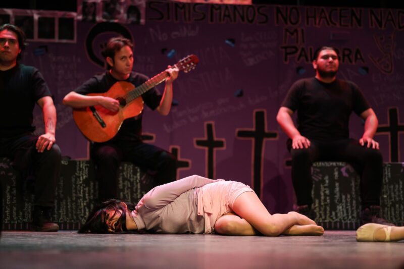 Más de 300 personas acompañaron la puesta en escena Mujeres de Arena