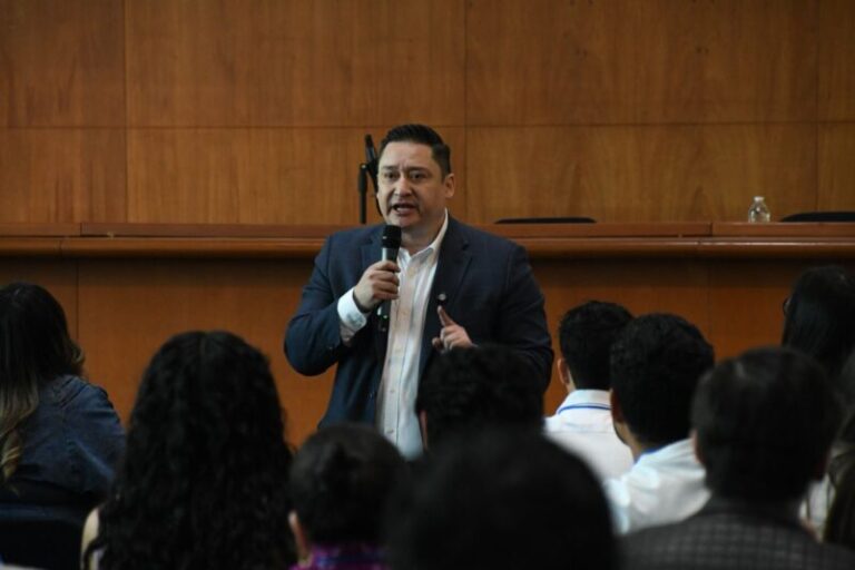 Jóvenes deben asumir su responsabilidad en la política desde ahora: Alfredo Chávez