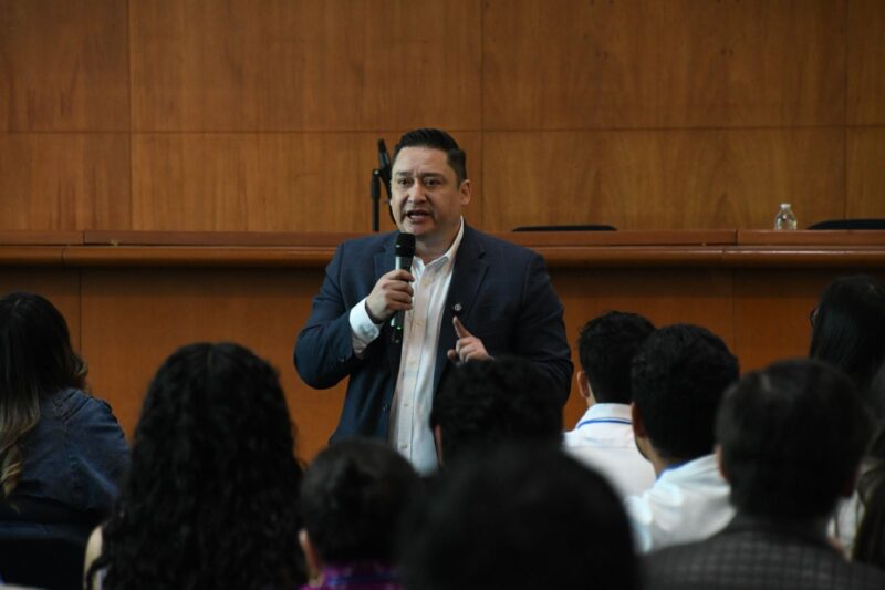 Jóvenes deben asumir su responsabilidad en la política desde ahora: Alfredo Chávez