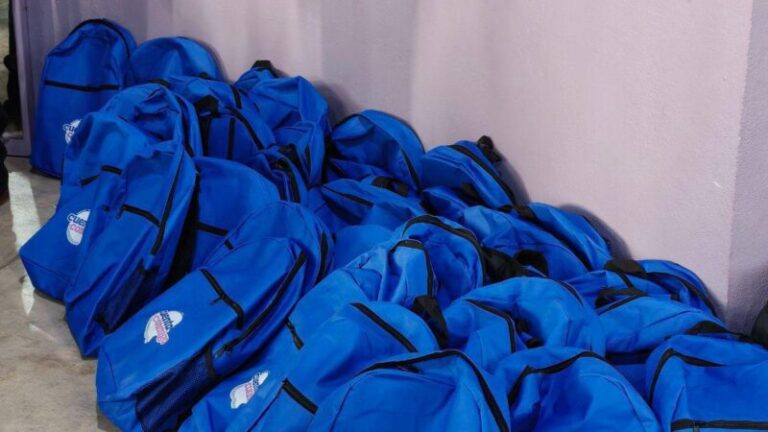 Apoyan con útiles a estudiantes desplazados de Atascaderos