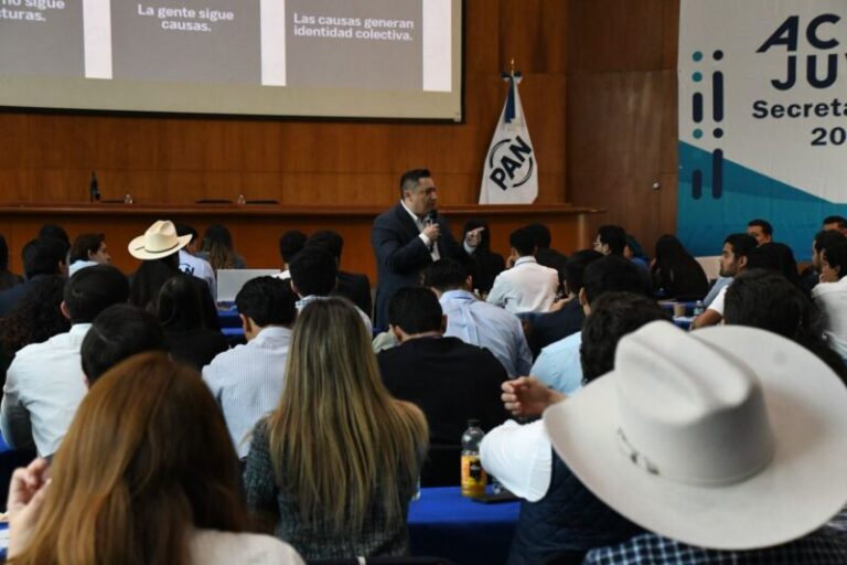 Llama Alfredo Chávez a los jóvenes a involucrarse en la política