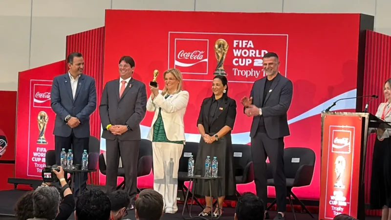 Exhiben en Chihuahua trofeo de la Copa Mundial 2026