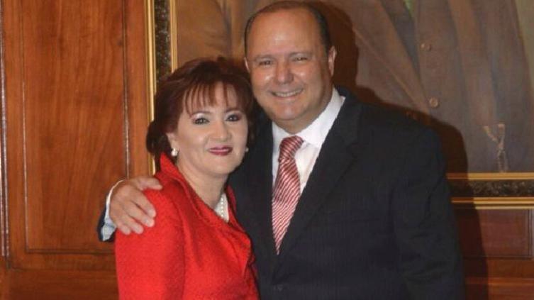 Esposa de exgobernador cuenta con dos órdenes de aprehensión: Fiscalía