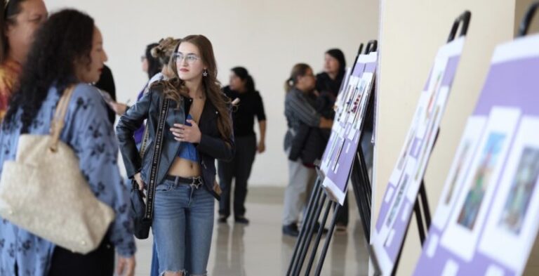 Inauguran la exposición Mujeres de marzo en Juárez
