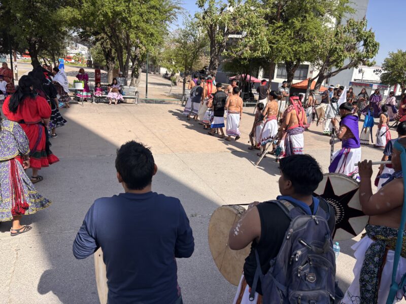 Danzan rarámuri en la Plaza del Ángel por inicio de Semana Santa en Chihuahua