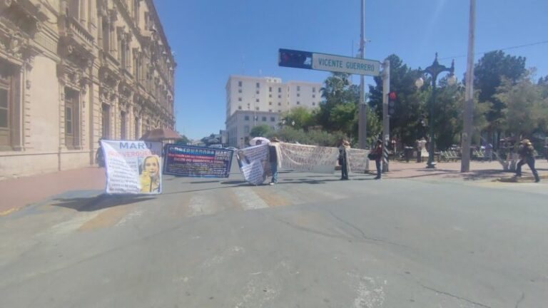 Bloquean calles en el Centro por diversas exigencias