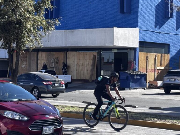 Comercios se preparan para el 8M en avenida Universidad; algunos protegen fachadas y otros expresan apoyo a mujeres