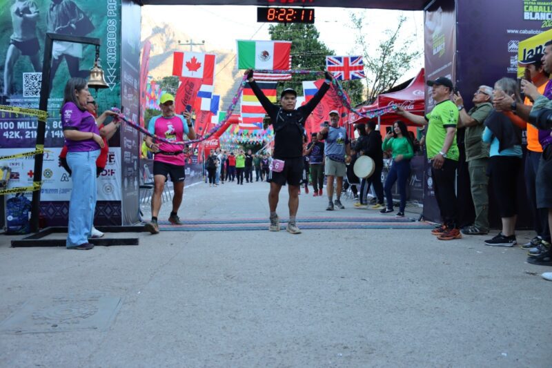 Más de mil 200 corredores toman Urique en el Ultra Maratón Caballo Blanco