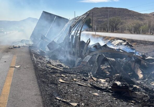 Termina calcinado camión tras choque en la carretera federal 45
