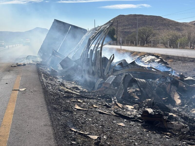 Termina calcinado camión tras choque en la carretera federal 45