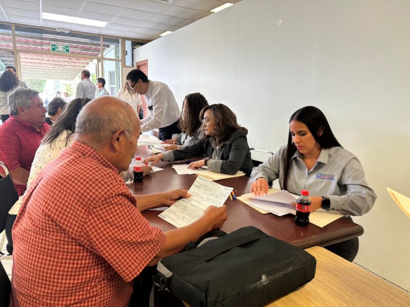 Entregan bono de recuperación a personal jubilado de educación