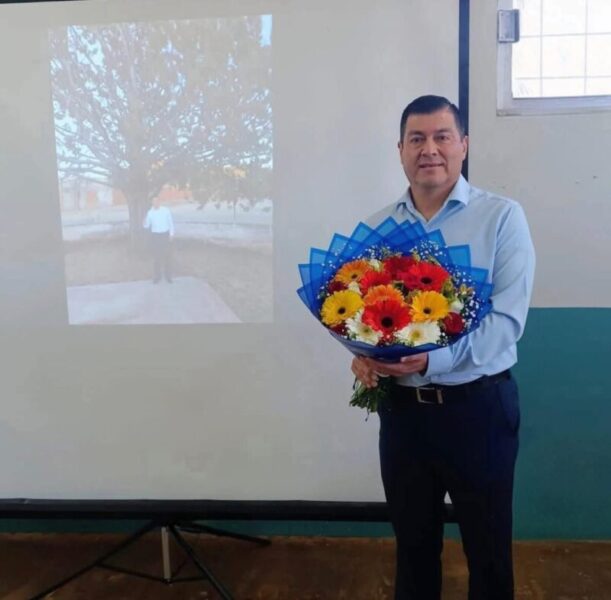 Entre aplausos y gratitud; La comunidad escolar reconoce al profesor José Alfredo Torres Macías