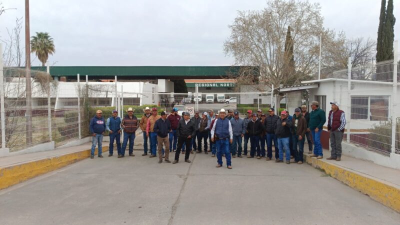 Campesinos derraman frijol en protesta por exclusión de Gobierno Federal