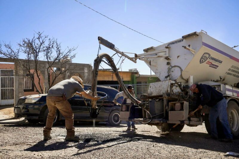 Gobierno de Parral intensifica programa de bacheo en la colonia Real de Victoria