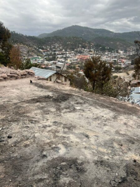 Reconstruirá Arturo Medina casas de familias que las perdieron en incendios en Guadalupe y Calvo