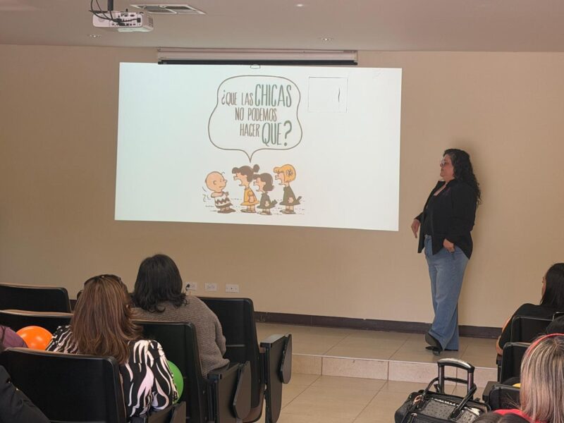 Brindan mensaje de autoestima a personal femenino de la FGE y SSPE