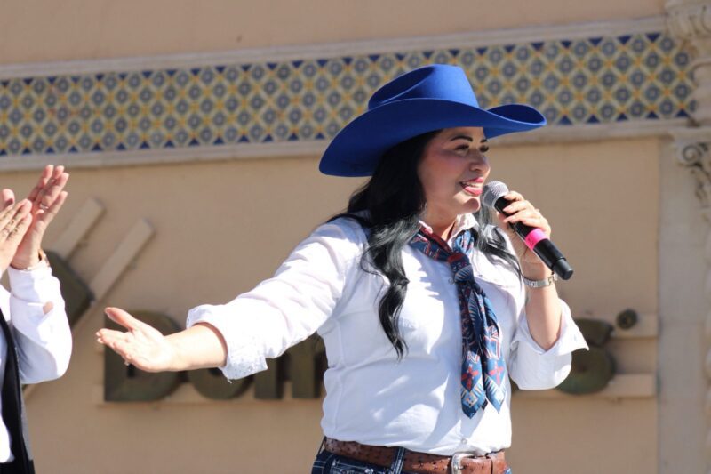 El Centro Histórico de Chihuahua se vistió de fiesta con el Festival Folklórico previo a la Polka Monumental