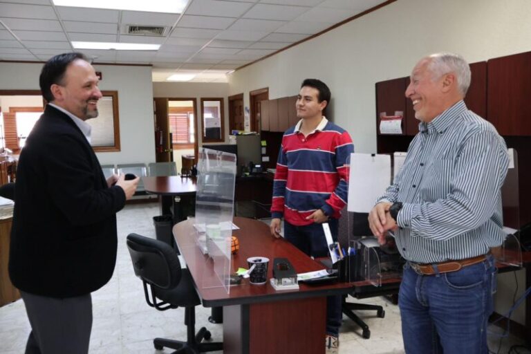 Recorre De la Peña oficinas para fortalecer atención ciudadana