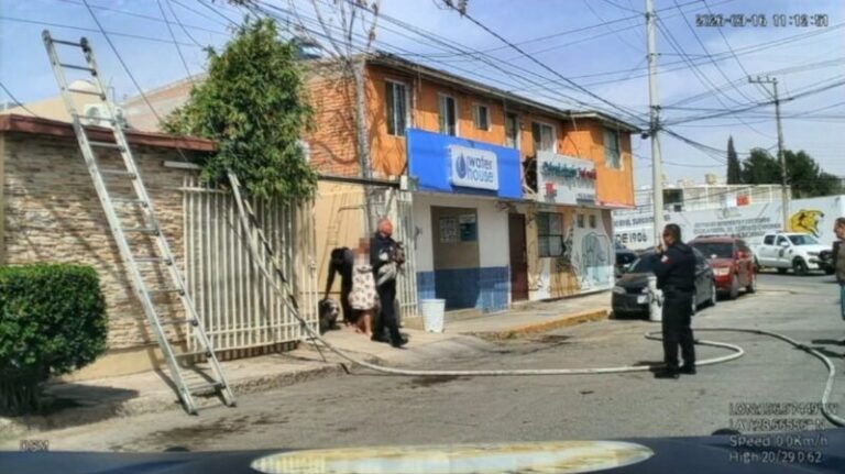 Rescataron Bomberos a pareja y sus cuatro perritos tras incendio en su vivienda