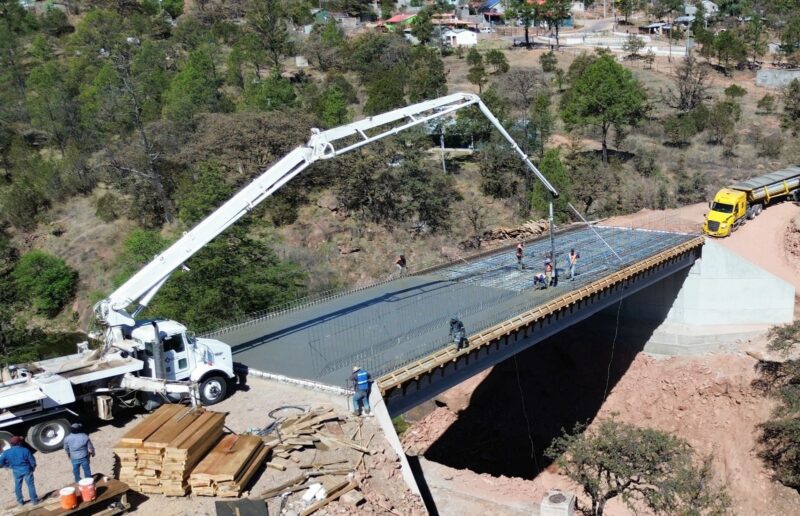 Trabaja SCOP en construcción de puente vehicular en Bahuichivo, Urique