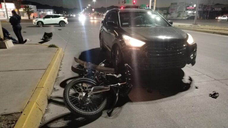 Embiste Policía Municipal a motociclista