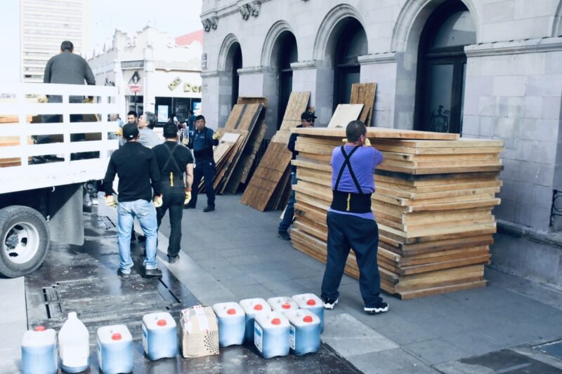 También blindan el Palacio Municipal de Chihuahua con mamparas de madera para la marcha del 8M