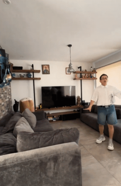 También tiene un cuarto para la televisión. Foto: Cortesía