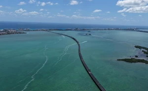 Así se ve desde el aire el puente Nichupté en Cancún, la megaobra que está por abrir