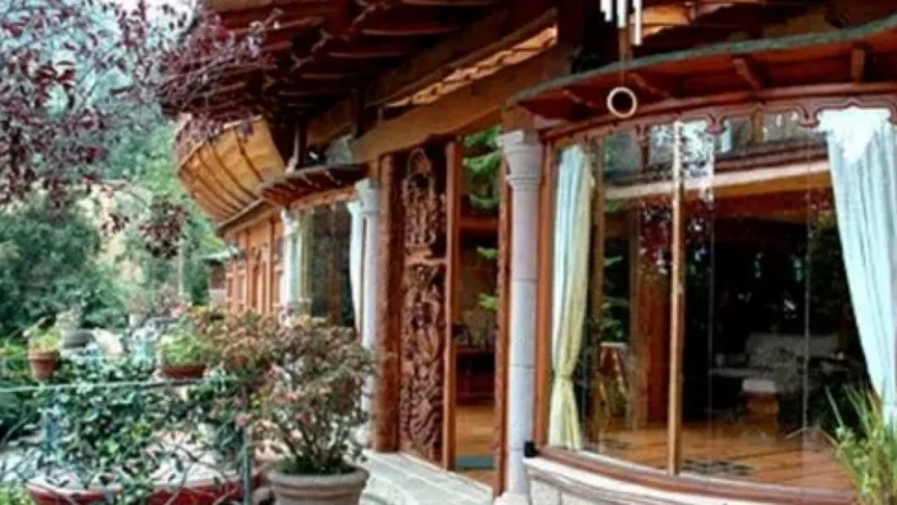 La mansión se encuentra rodeada de vegetación exuberante. Foto: TV y Novelas