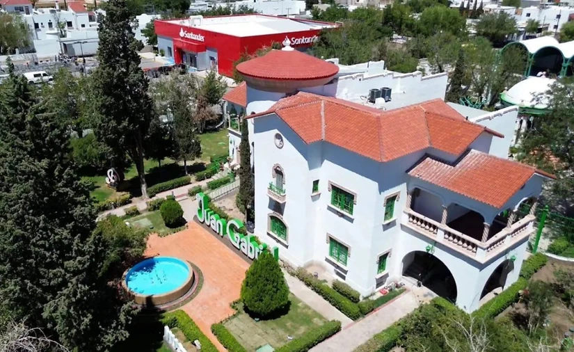 Así luce la mansión de Juan Gabriel en Ciudad Juárez, que hoy es un museo en su honor.