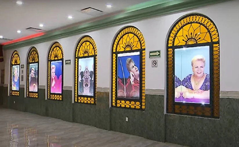 Casa Paquita está lleno de vitrales con la imagen de la artista.