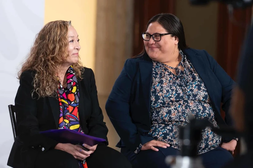 A la derecha. Citlali Hernández, Secretaria de la Mujer