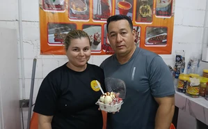 Jaime y Claudia convierten su esfuerzo en uno de los negocios de fresas con crema más querido de Culiacán