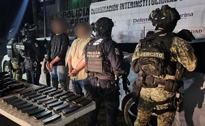 Cae par de civiles armados en Culiacán con seis fusiles y vehículos robados