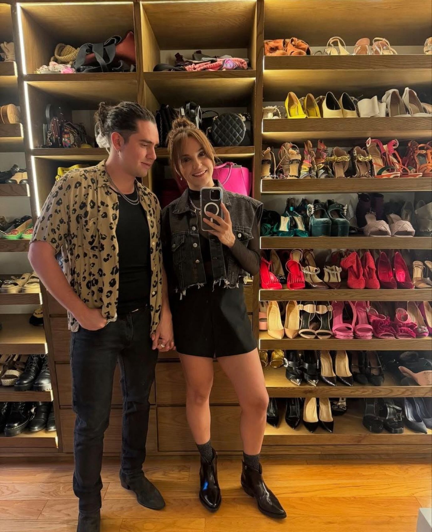 El enorme vestidor de la conductora de Hoy. Foto: YouTube Tania Rincón