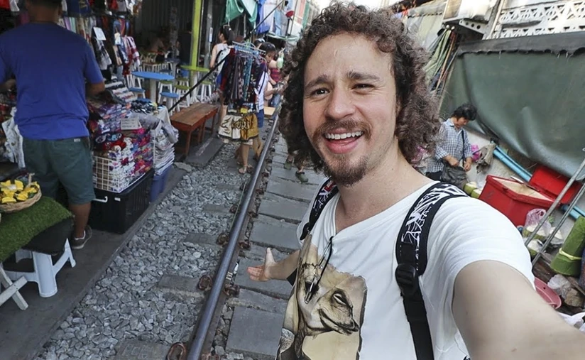 Documentar sus viajes y explorar la cultura local ha sido la fórmula del éxito de Luisito Comunica en YouTube.