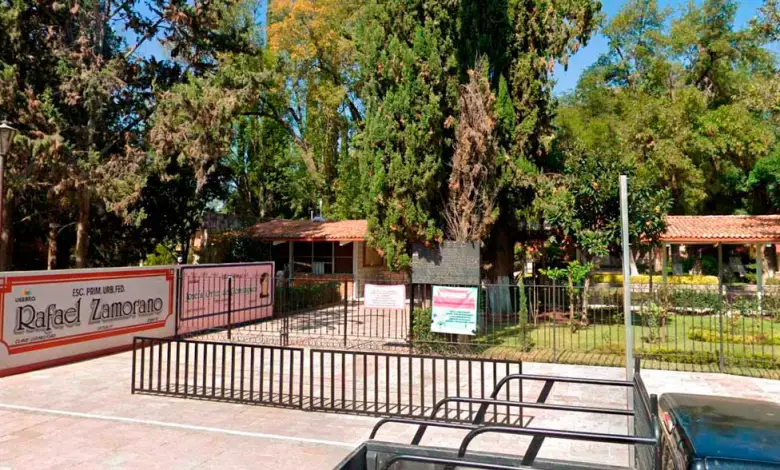 La escuela y estatua son recordatorio del valor de la cinta. Foto: Cortesía