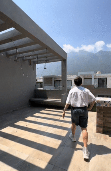 Su casa es de tres pisos, con suficiente espacios para sus necesidades. Foto: Captura de pantalla