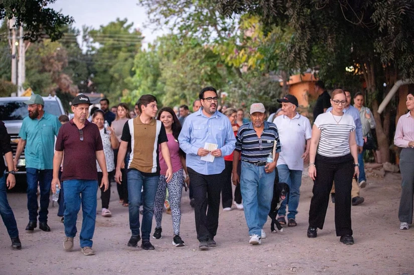 En la foto, el alcalde de Culiacán, Juan de Dios Gámez, junto a ciudadanos en una colonia del municipio. Foto: Cortesía