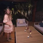 Así es la cálida mansión de Dulce María; entre un enorme jardín y madera caoba