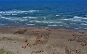 Hidrocarburos aparecen en costas del Golfo y autoridades activan limpieza