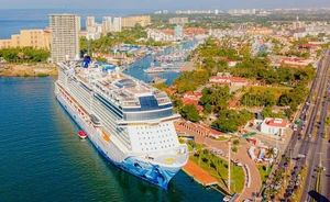 El gigante Norwegian Bliss arriba a Puerto Vallarta; cuánto gastan turistas cruceristas