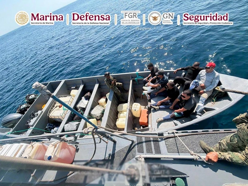 Marina detiene a seis personas tras interceptar embarcación con droga en aguas de Michoacán