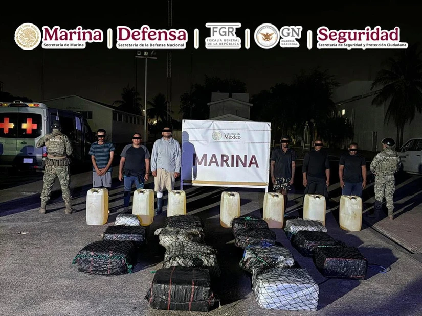 Marina detiene a seis personas tras interceptar embarcación con droga en aguas de Michoacán