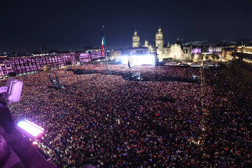 Más de 400 mil personas abarrotan el Zócalo para celebrar el Las Mujeres Ya No Lloran World Tour.