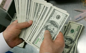 Qué pasa si guardas $15,000 dólares en un banco de EE.UU. haciendo tres depósitos de $5,000