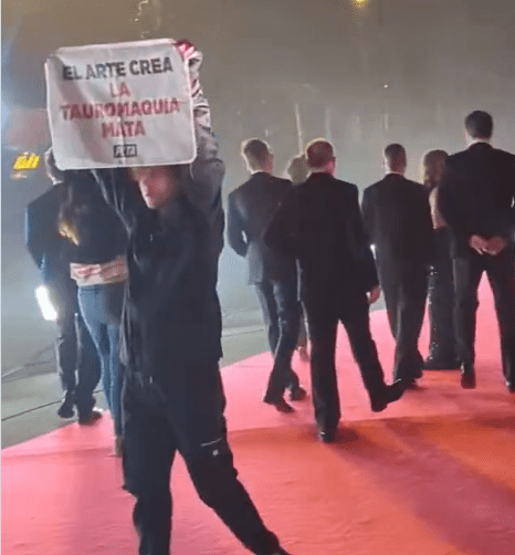 Irrumpieron simpatizantes de PETA en los Goya para denunciar la tauromaquia